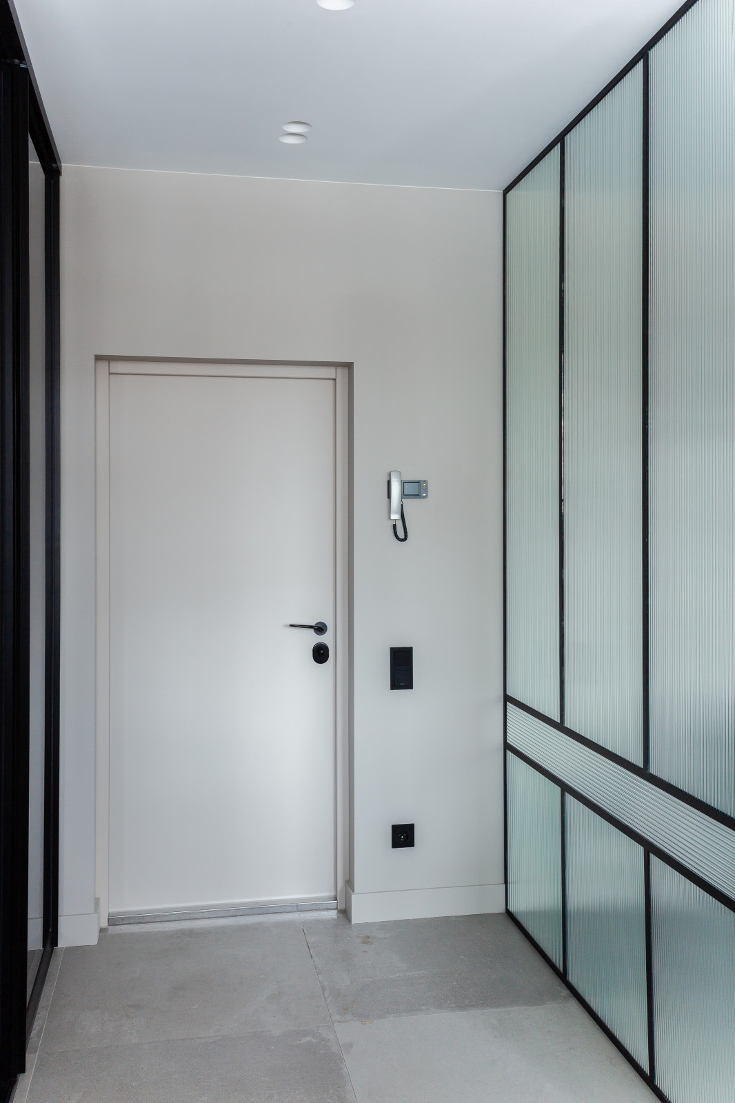 Обложка проекта: Минимализм с ярким акцентом