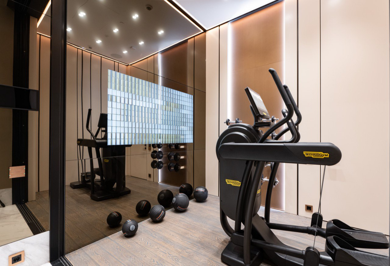 Стеклянная стена для ТВ зоны