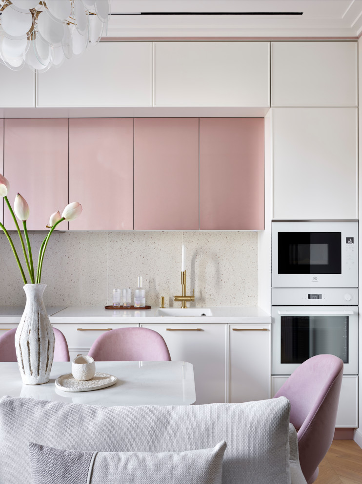 Нежная кухня-гостиная с розовыми акцентами