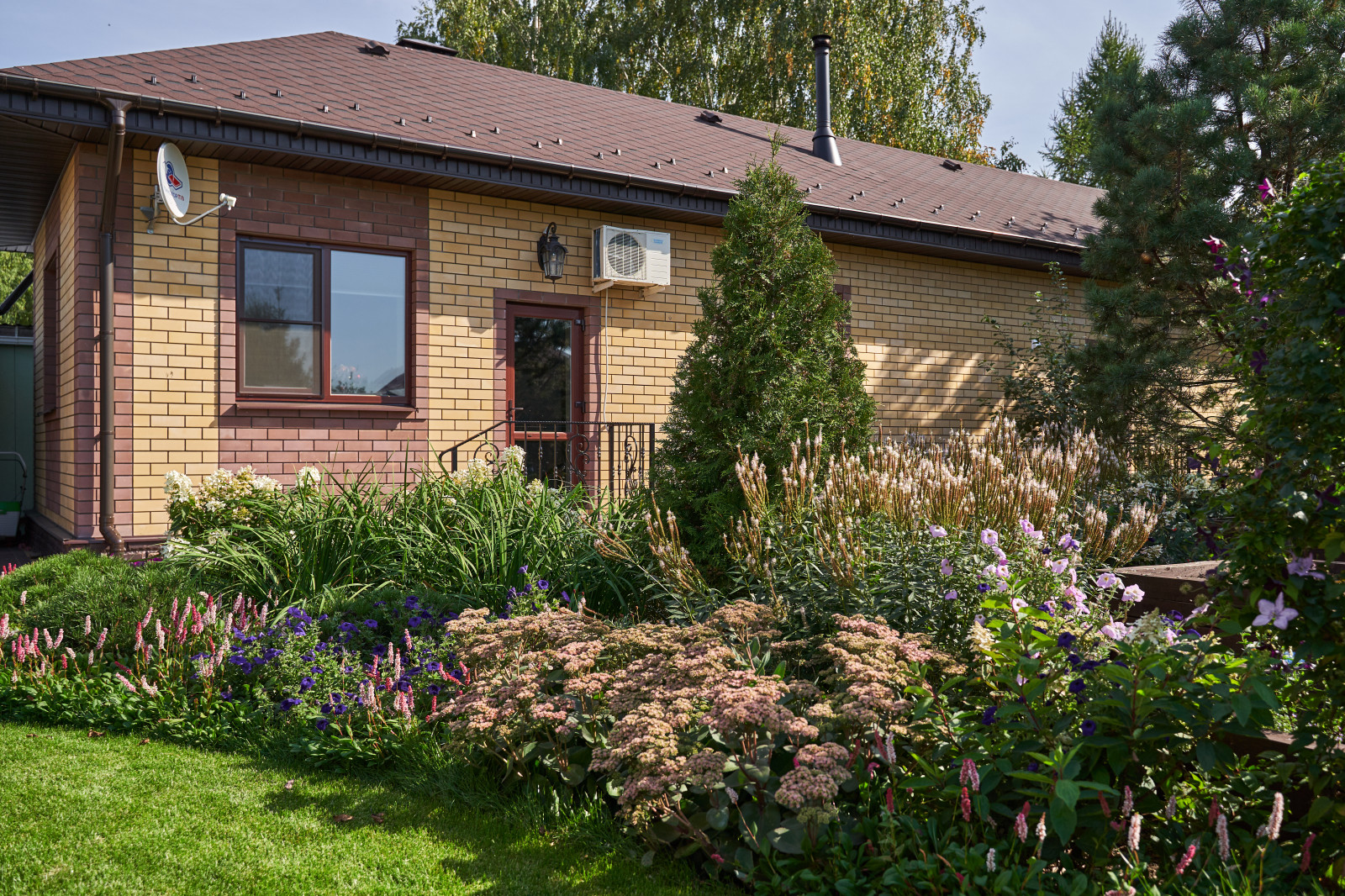 Сад в розовой дымке