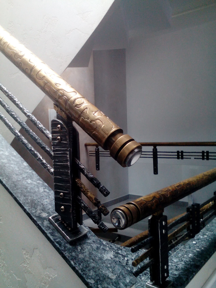 Обложка проекта: Лестничное заграждение из латуни, стекла и нержавеющей стали.