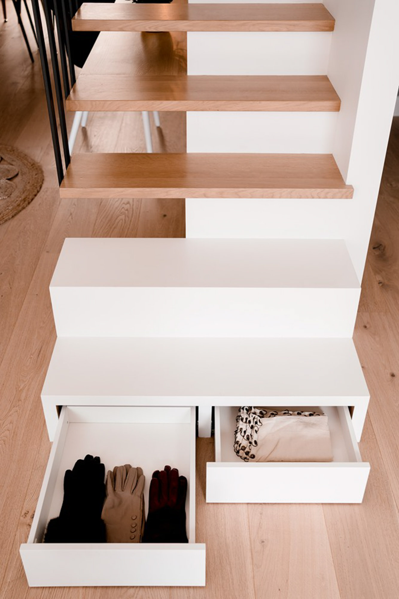 Место под лестницей: 4 проекта с остроумной планировкой