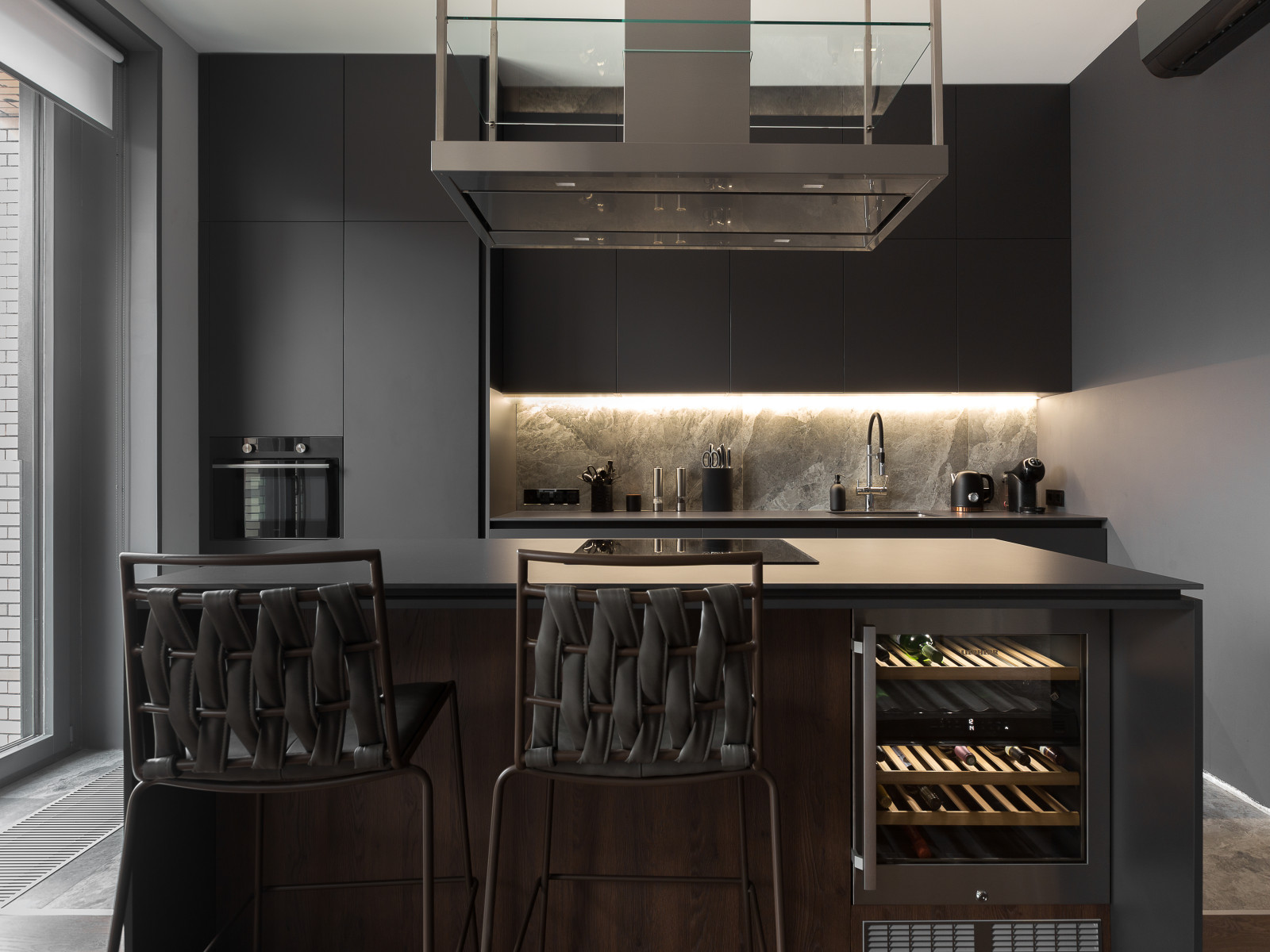 Теплая подсветка в зоне рабочей поверхности и встроенного винного шкафа