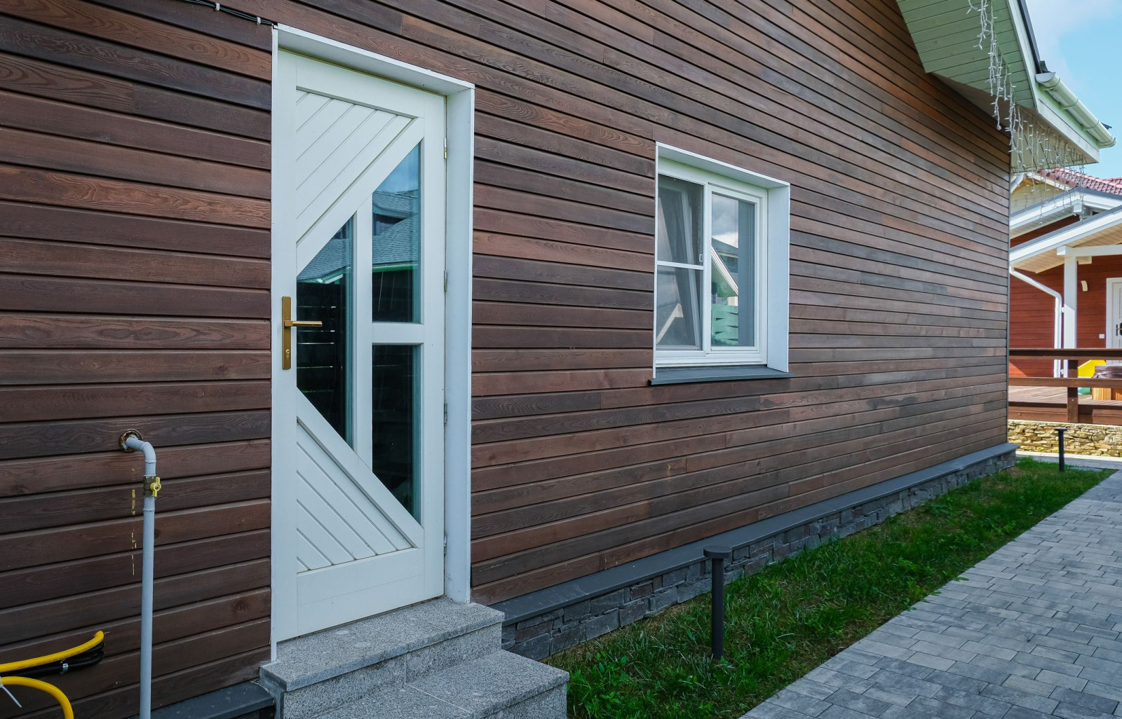 Деревянные современные окна для загородных домов