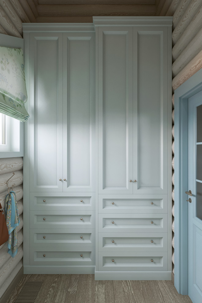 Прихожая  и гардеробная в деревянном доме