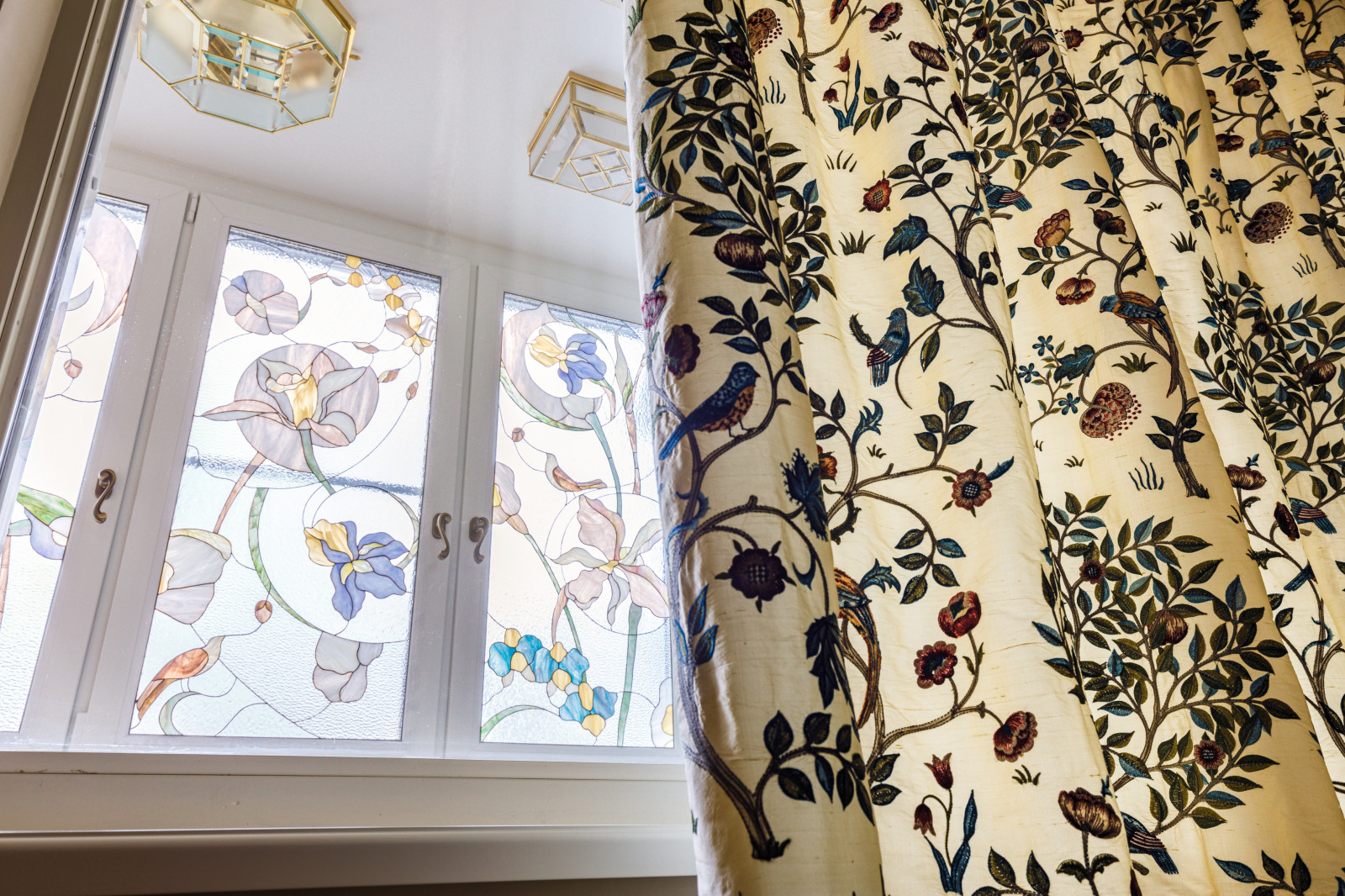 Шторы в гостиную наполненную историческими деталями