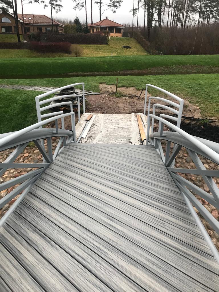 Дизайнерский мост , через речку