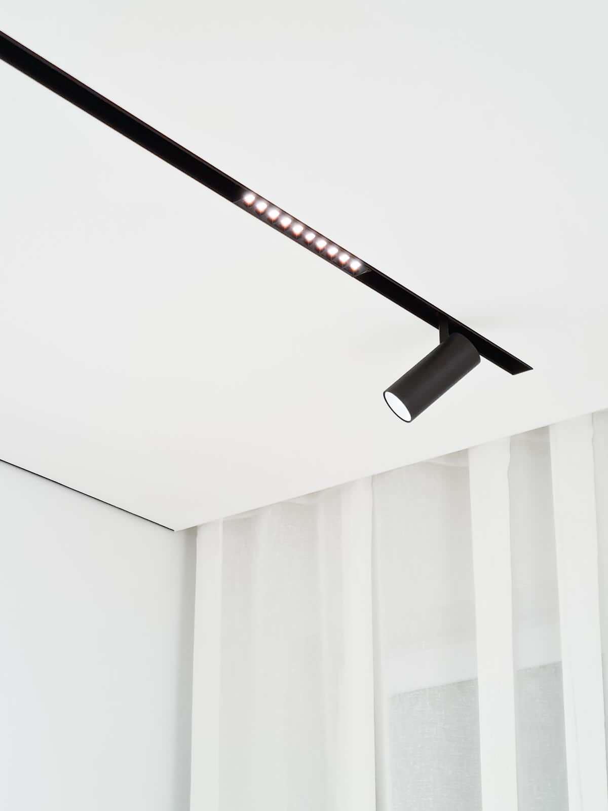 Белый минимализм - трековый свет