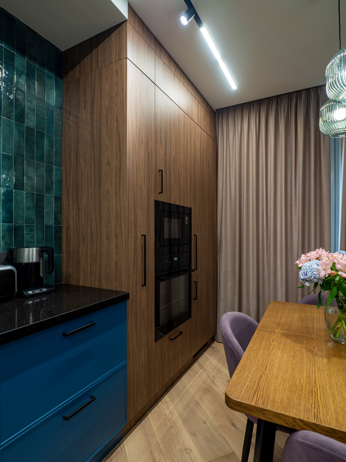 Кухня в современном стиле со встроенным аквариумом