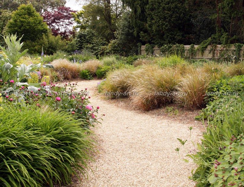 Использование сыпучих материалов в саду.