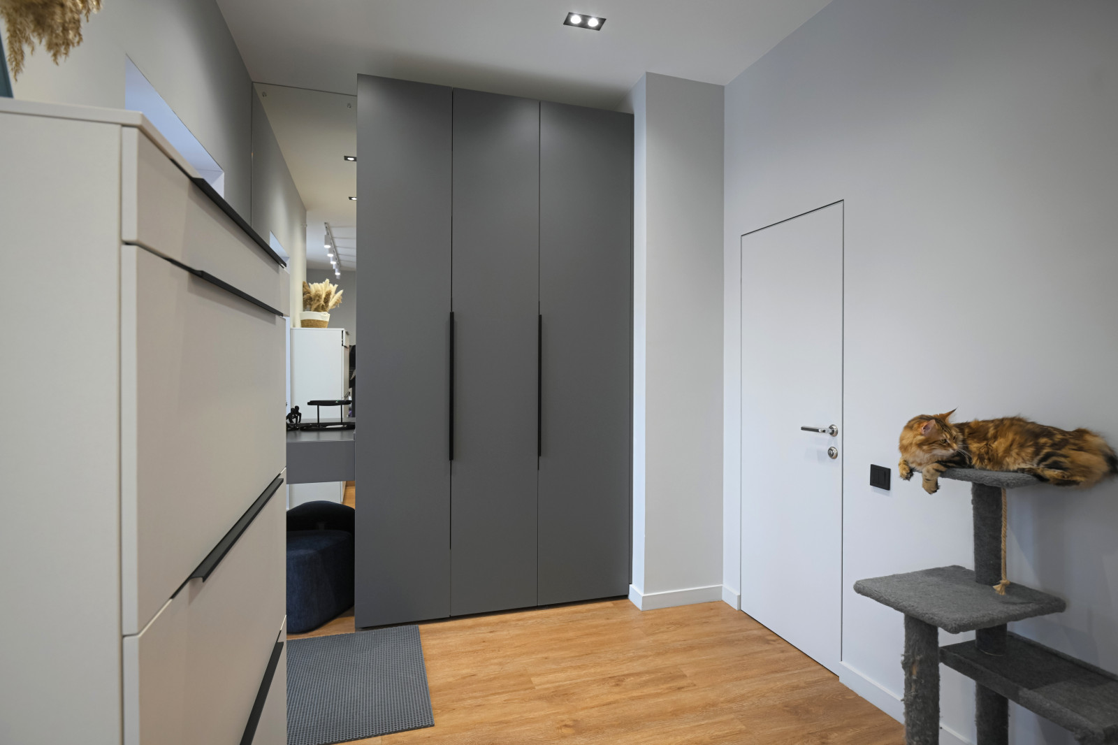 Коттедж в Чукреевке с природными фресками и рейками с подсветкой