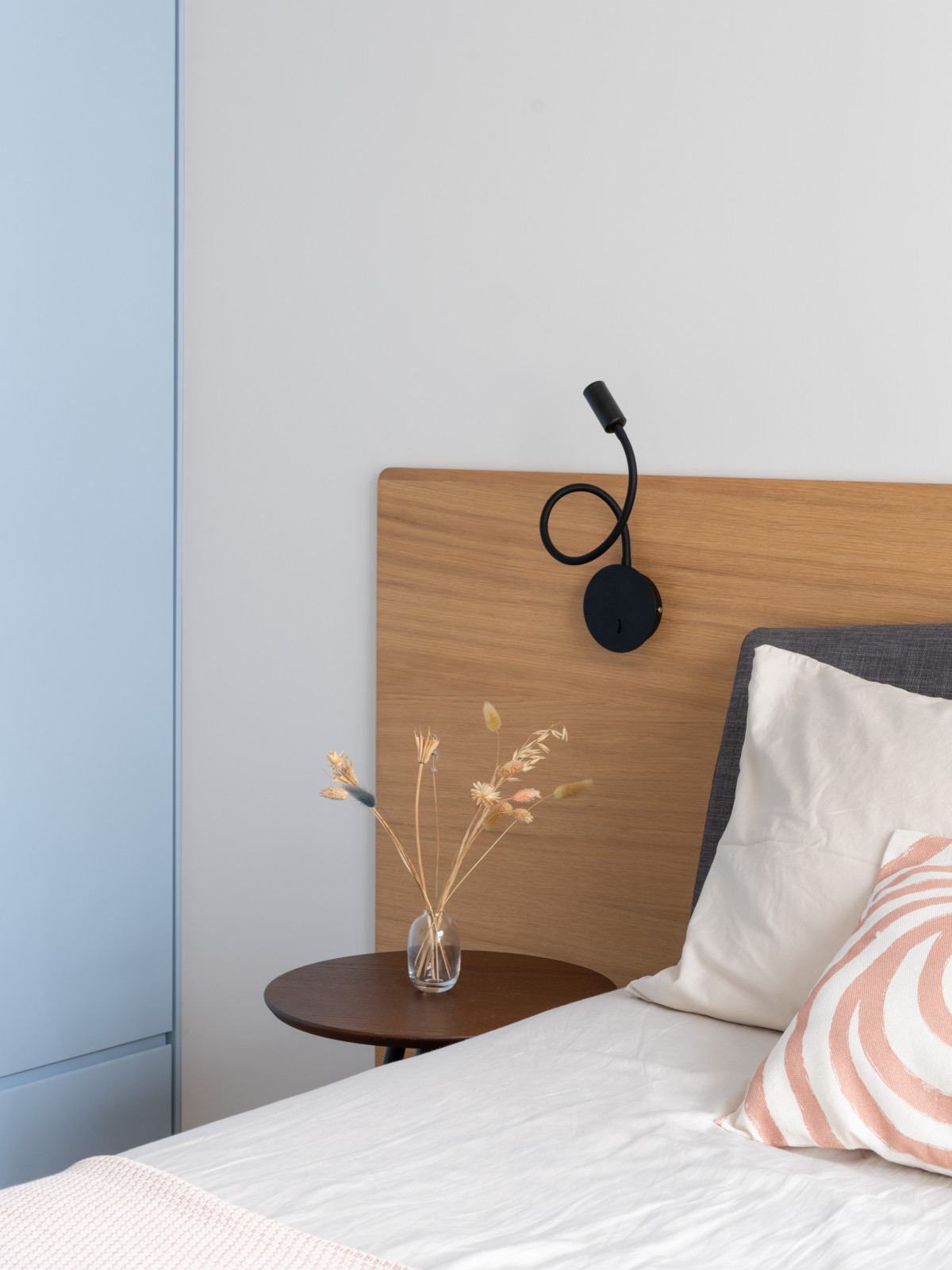 Двухкомнатная квартира с зеленой перегородкой в гостиной