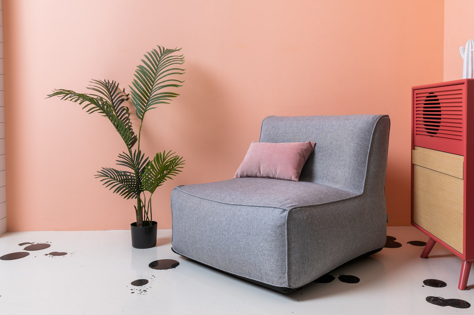 Светлое кресло на ярком фоне