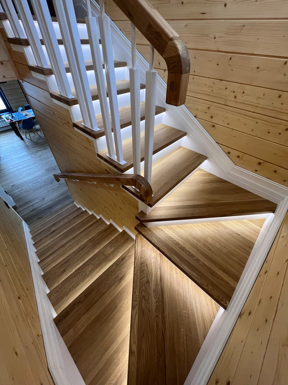 Обложка проекта: Лестница деревянная с подсветкой в современном стиле