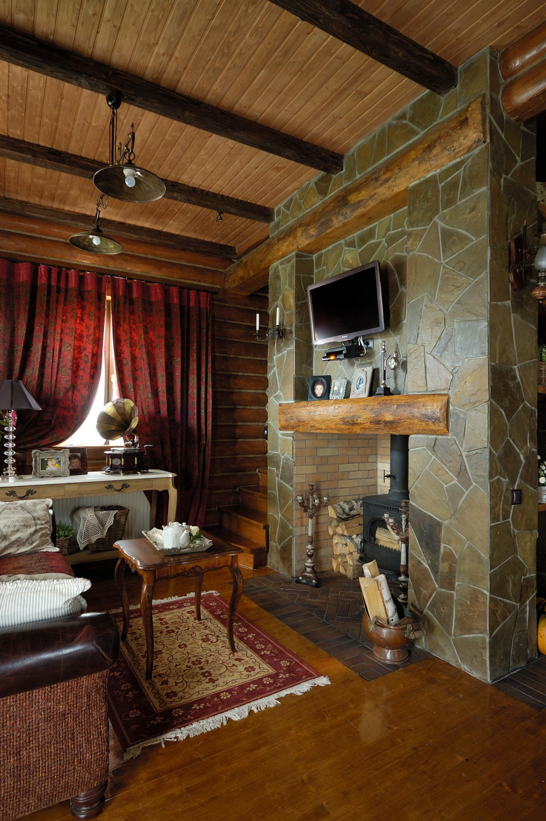 Гостиная в бревенчатом доме