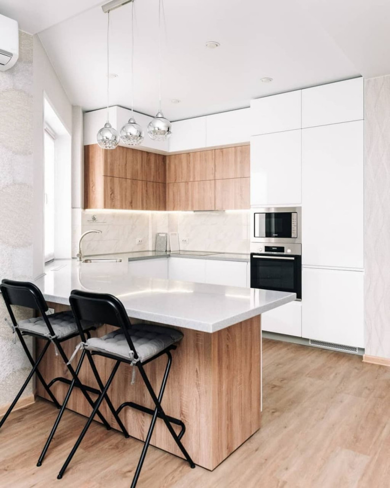 Светлая белая кухня с полуостровом в современном стиле