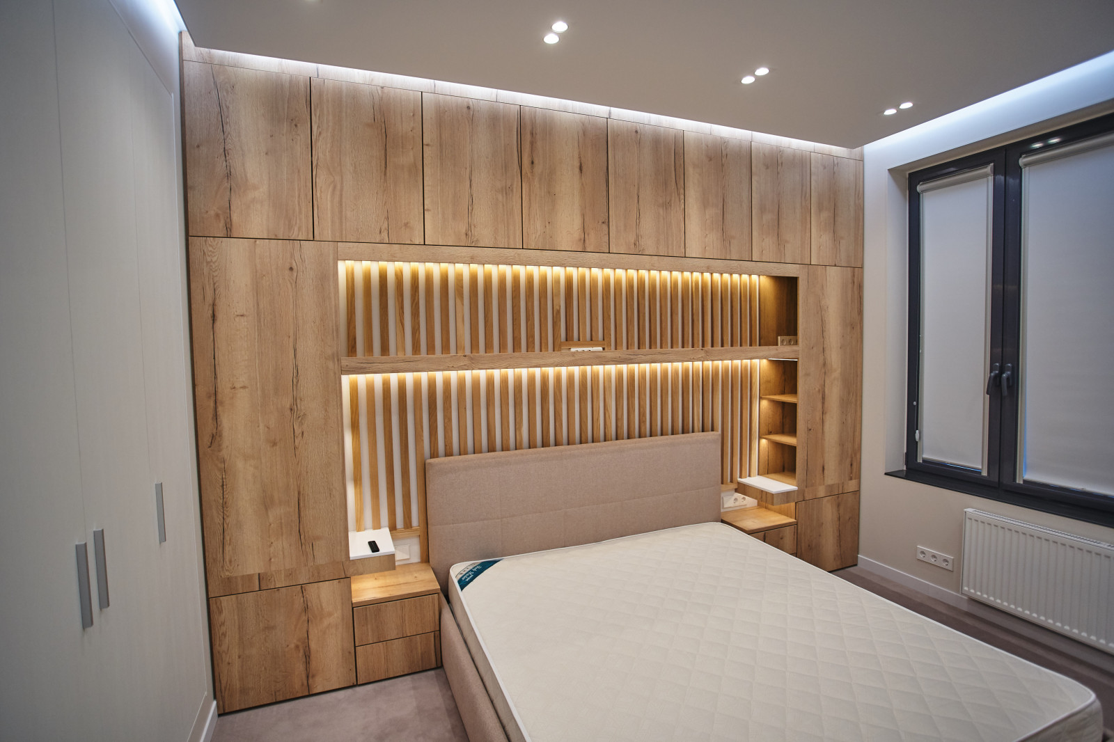 Вместительная система хранения у изголовья кровати с подсветкой