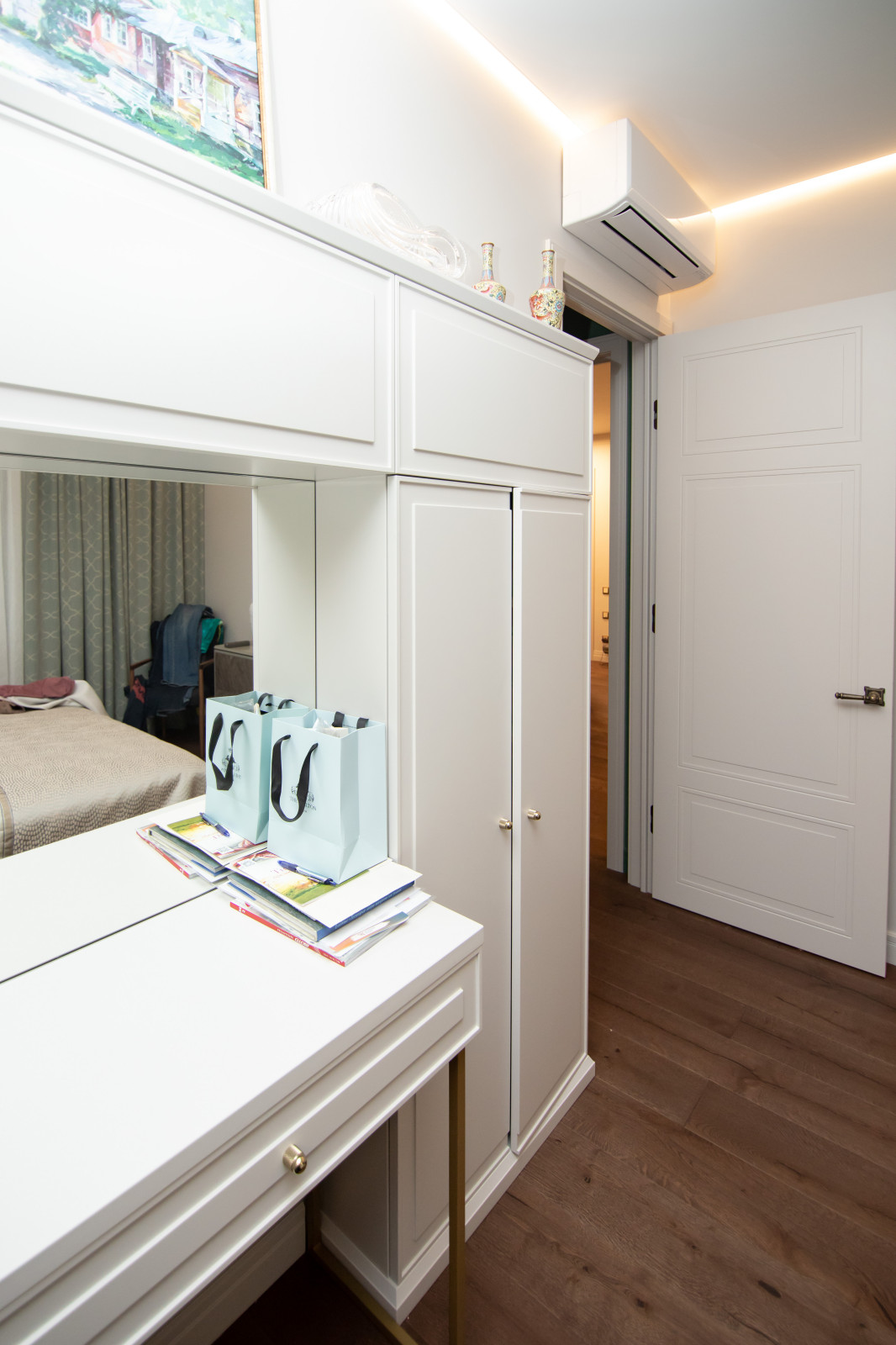 Меблировка спальной комнаты в стиле неоклассика