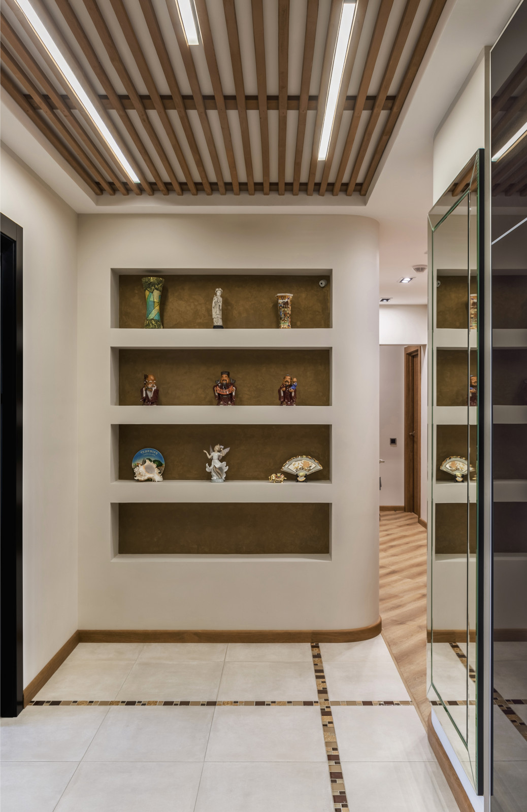 Коридор с реечным потолком, линейными светильниками и нишами