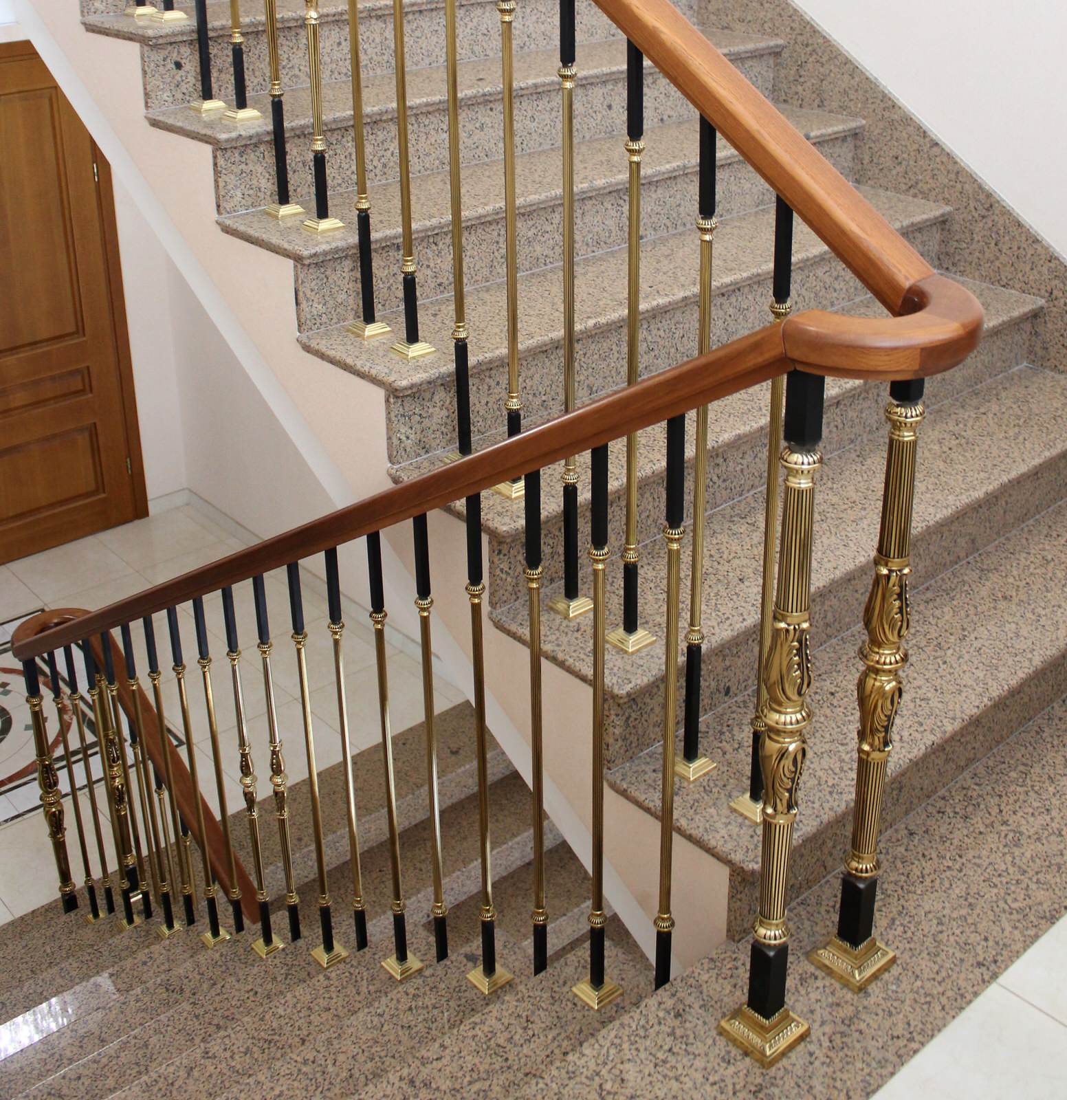 Лестница с позолоченным ограждением