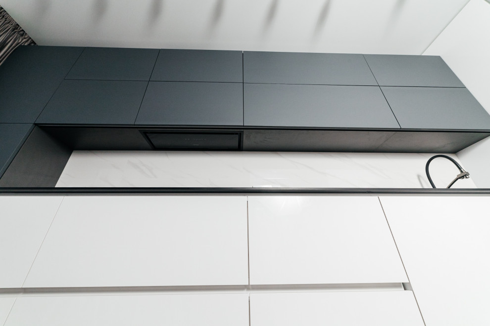 Угловая кухня с фасадами Fenix