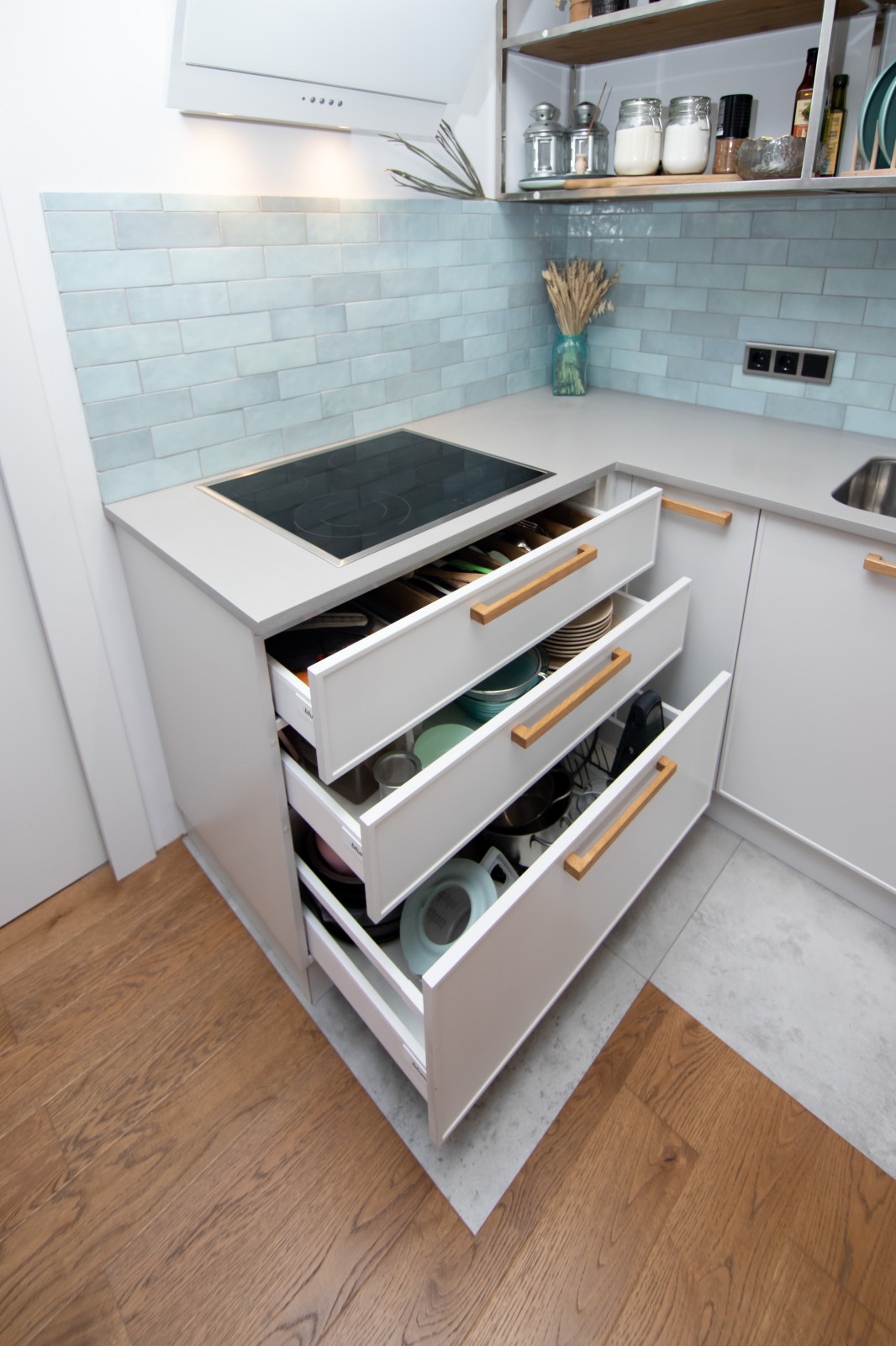 Светлая кухня в неоклассическом стиле