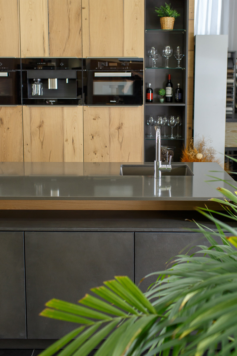 Кухня с серой столешницей из кварцевого камня Quartzforms