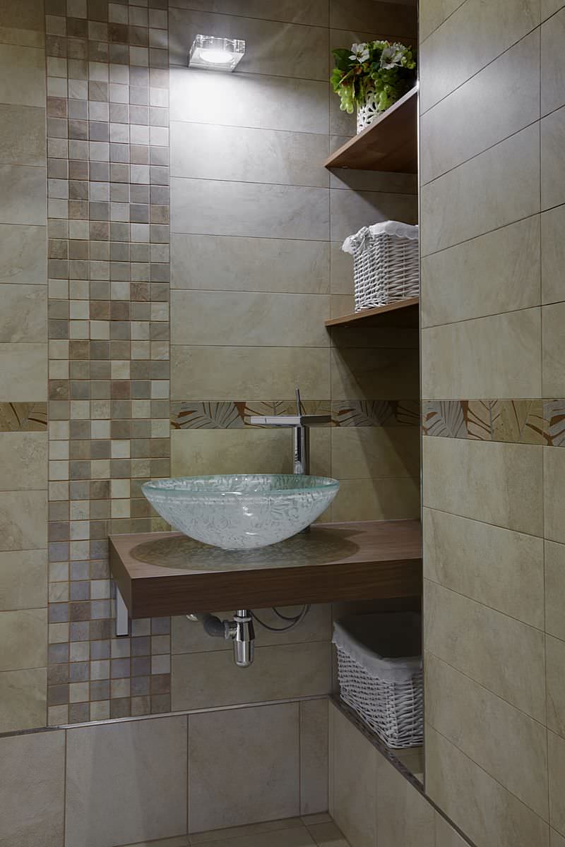 по обе стороны стекла