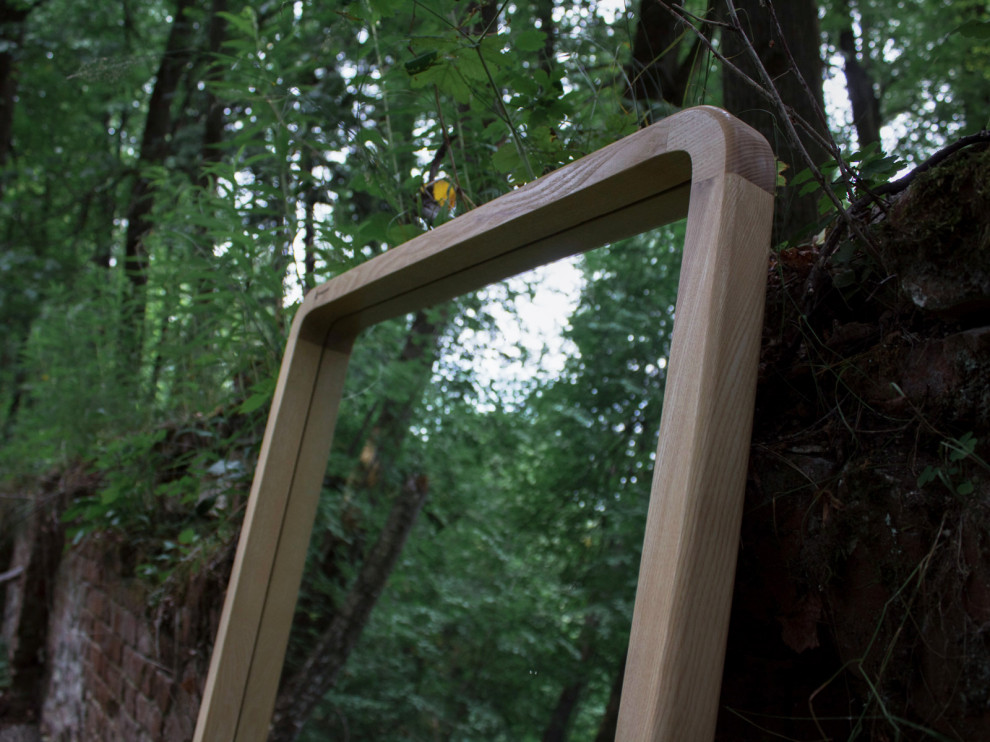 Зеркало в раме из ясеня