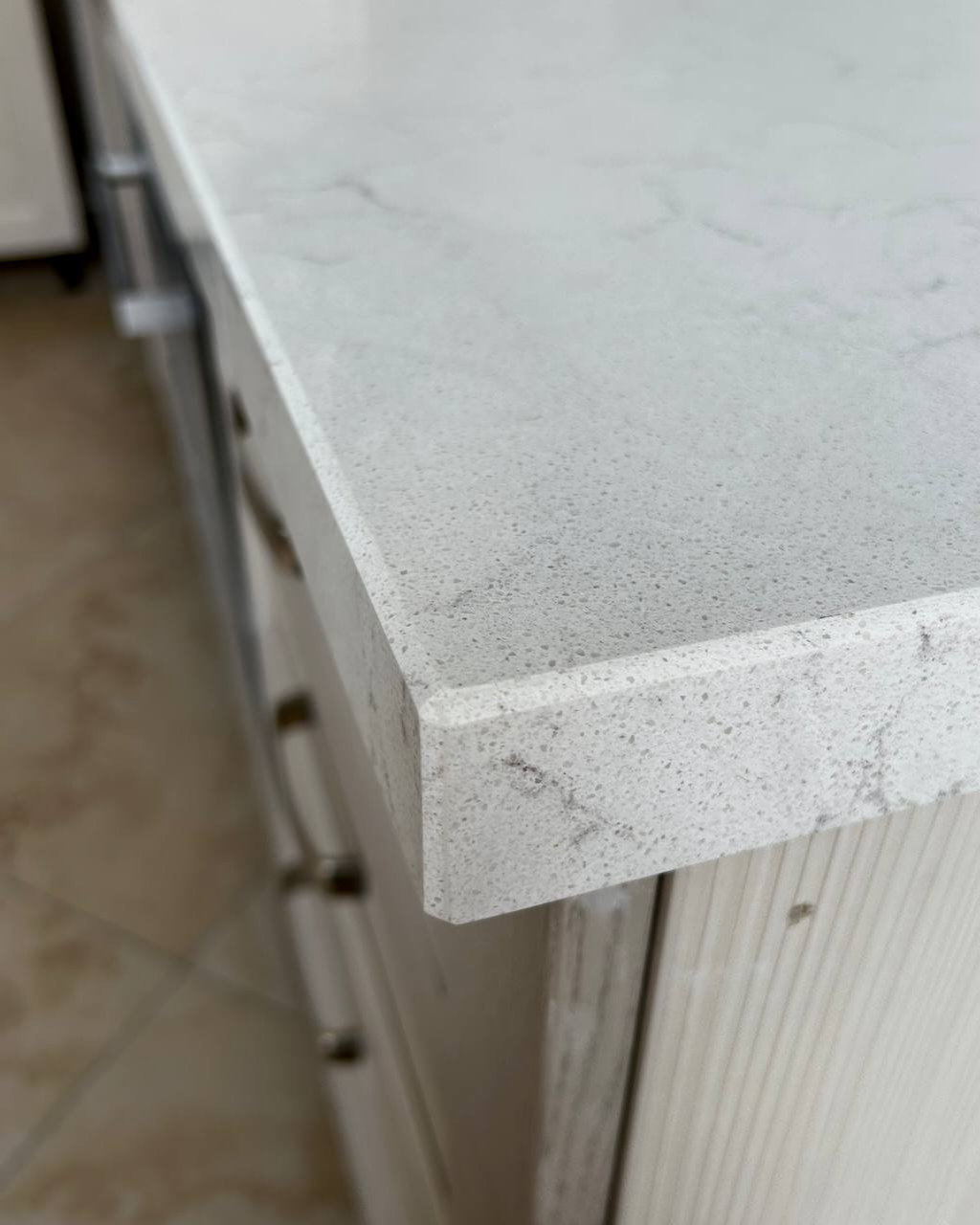 Столешница из кварцевого агломерата Vicostone Valley White