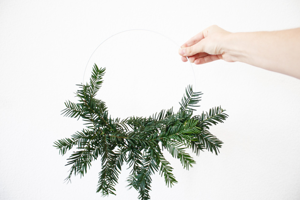 Своими руками: Новогодний венок на дверь за 30 минут