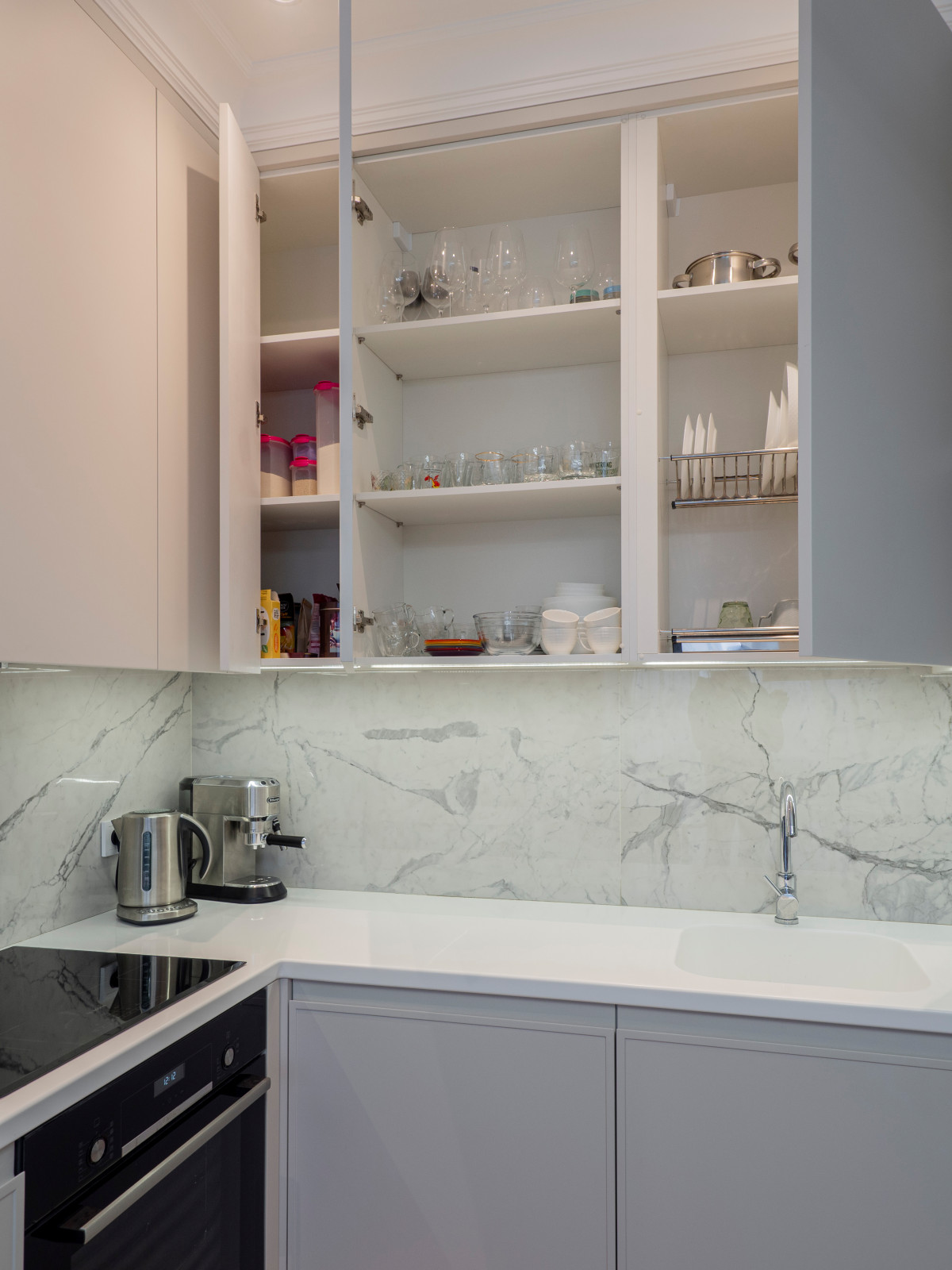 Белая кухня в стиле минимализм