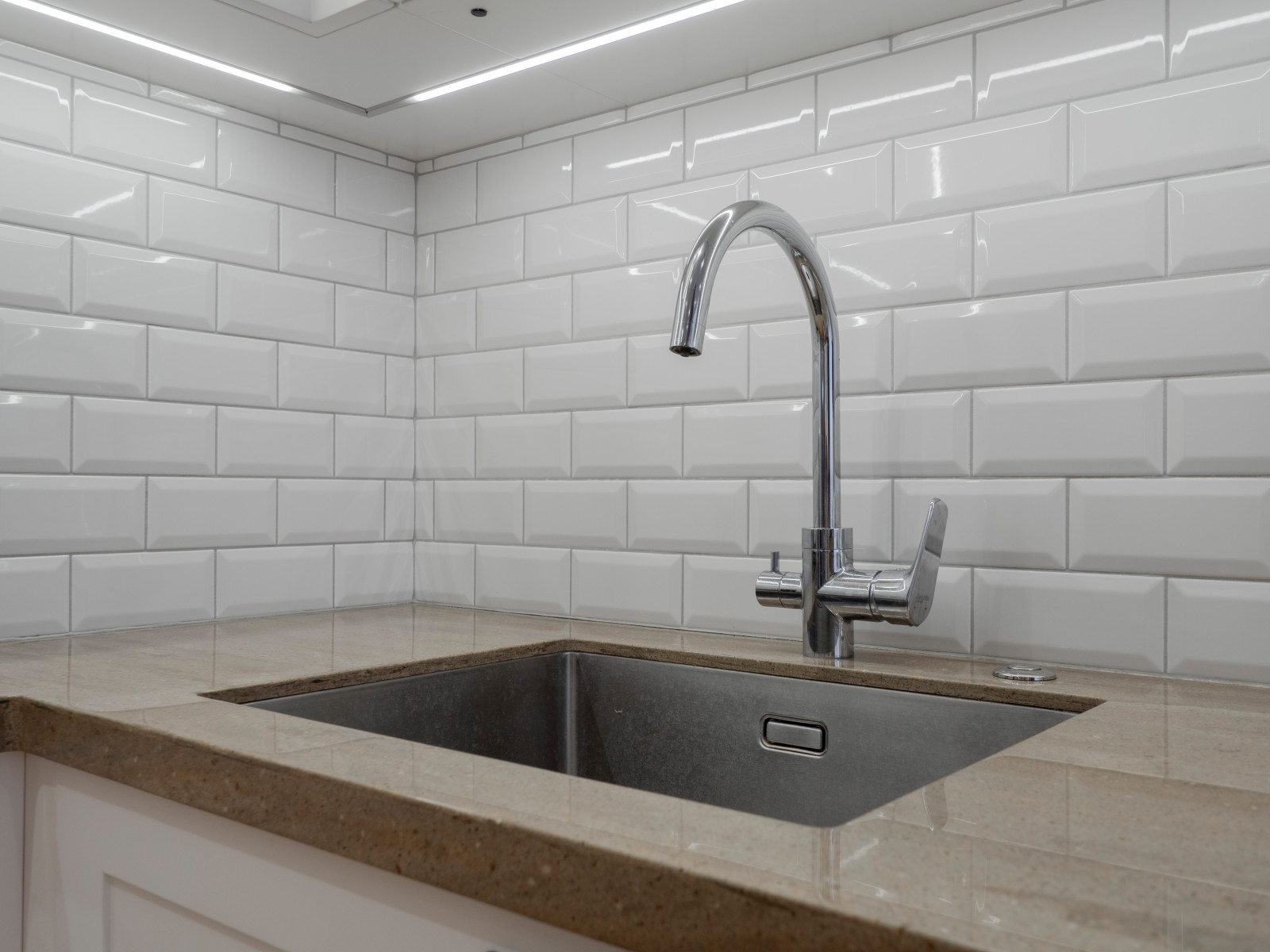 Стильная неоклассическая кухне в белом цвете