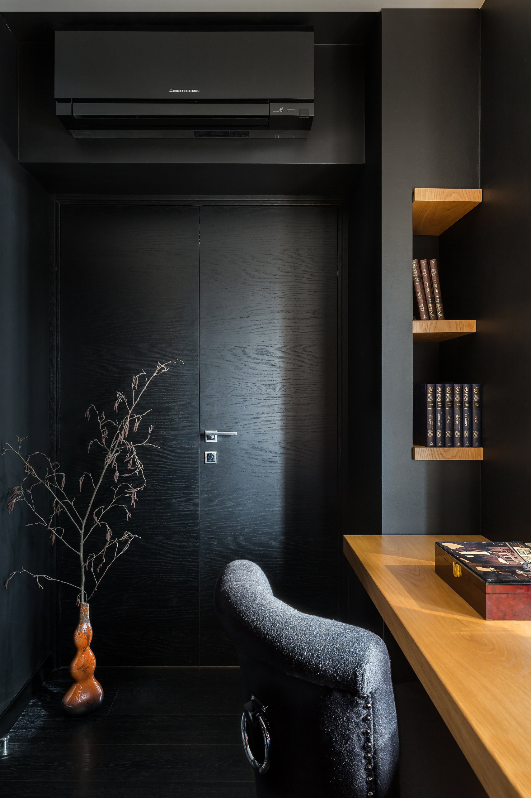 Houzz тур: Черная квартира для молодого заказчика