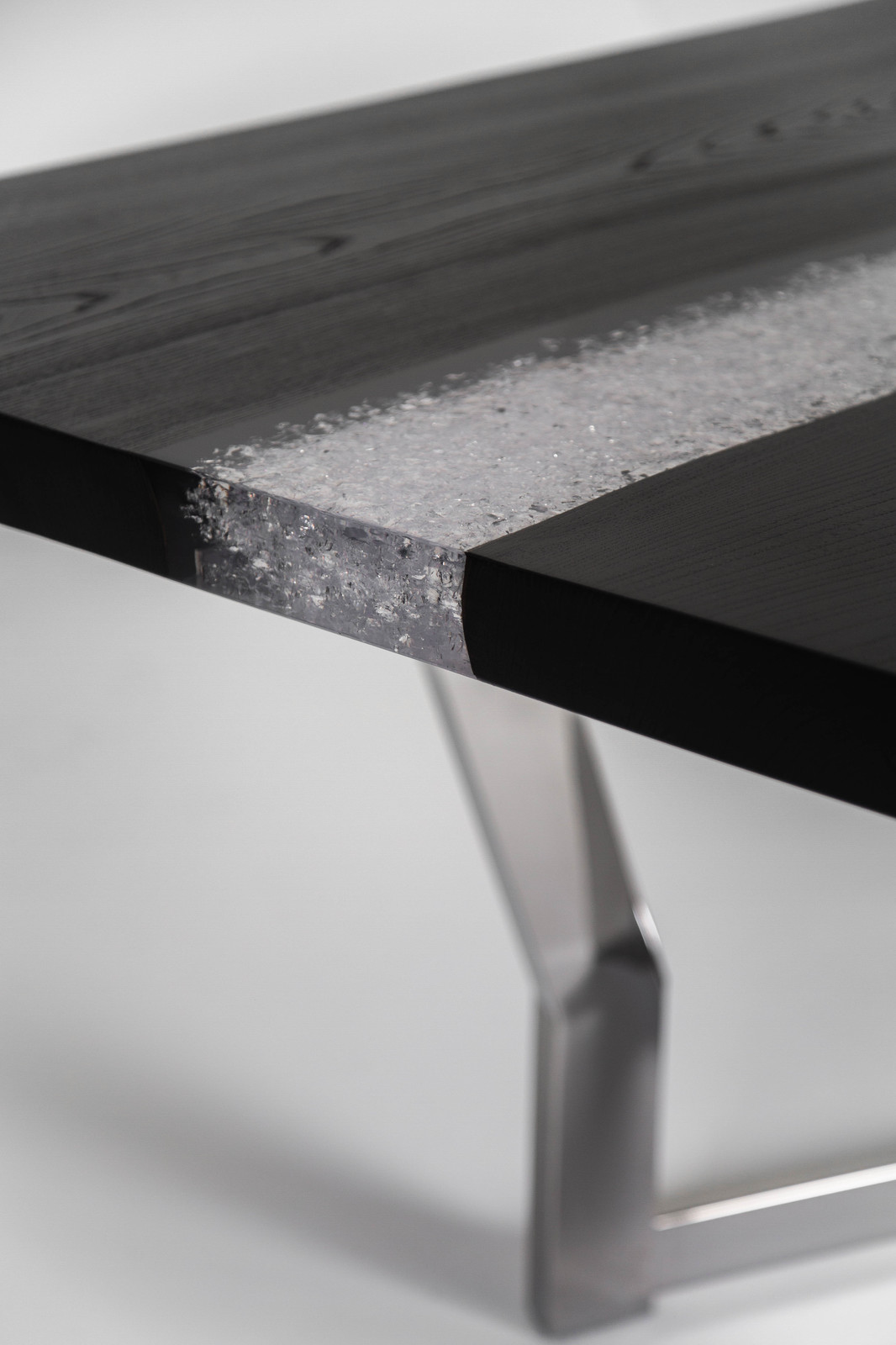 Стол-река из черного ясеня Black Diamond