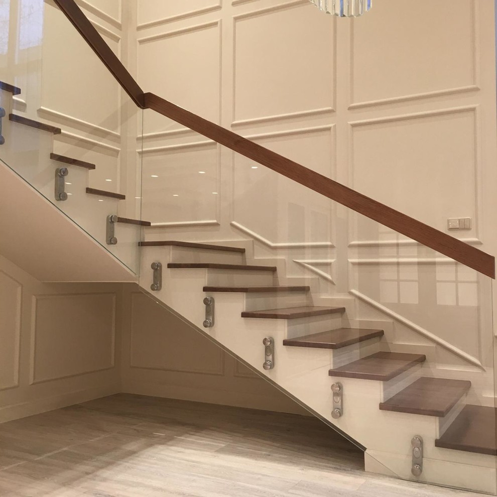 Стеклянное ограждение со ступенями и поручнем из массива