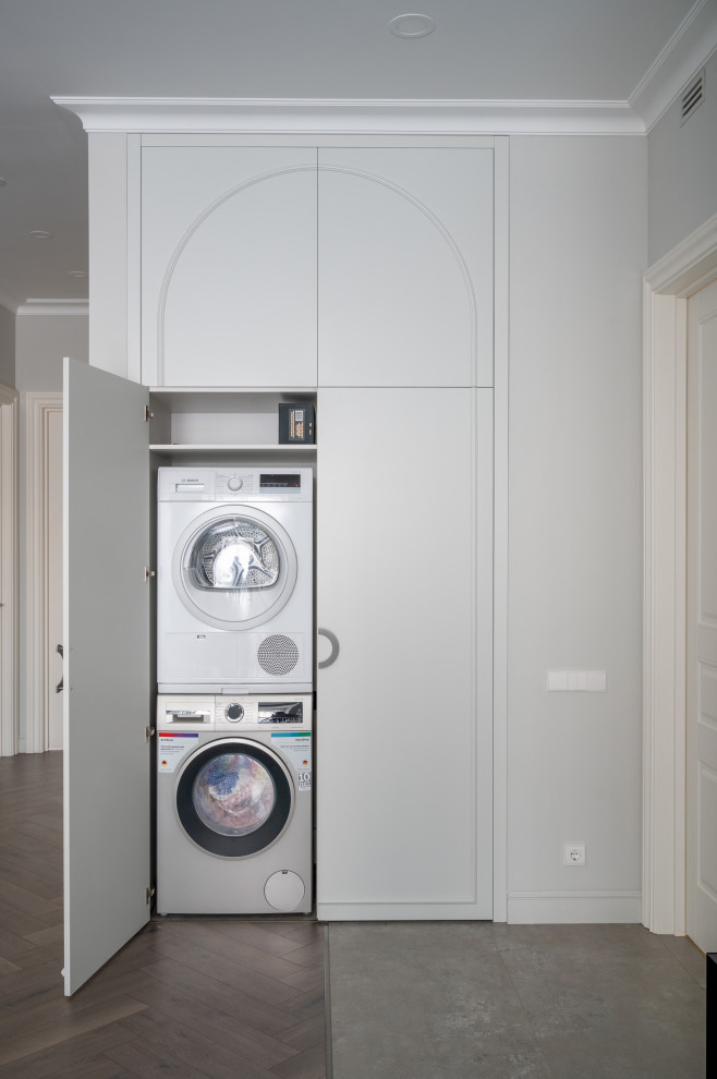 Шкаф с декоративной аркой