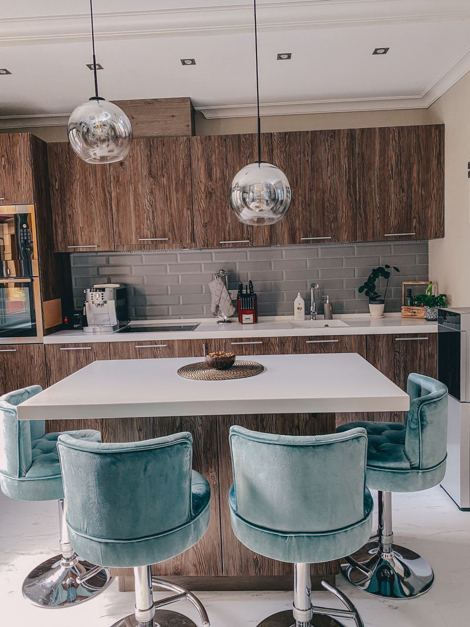 Установка плинтуса и карниза. Жилой квартал «Сколковский»