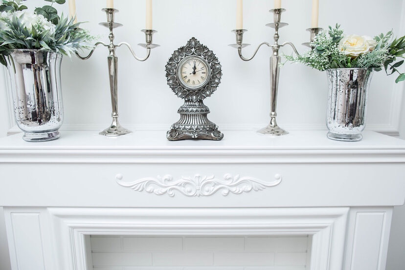 Обложка проекта: Белая гостиная с камином