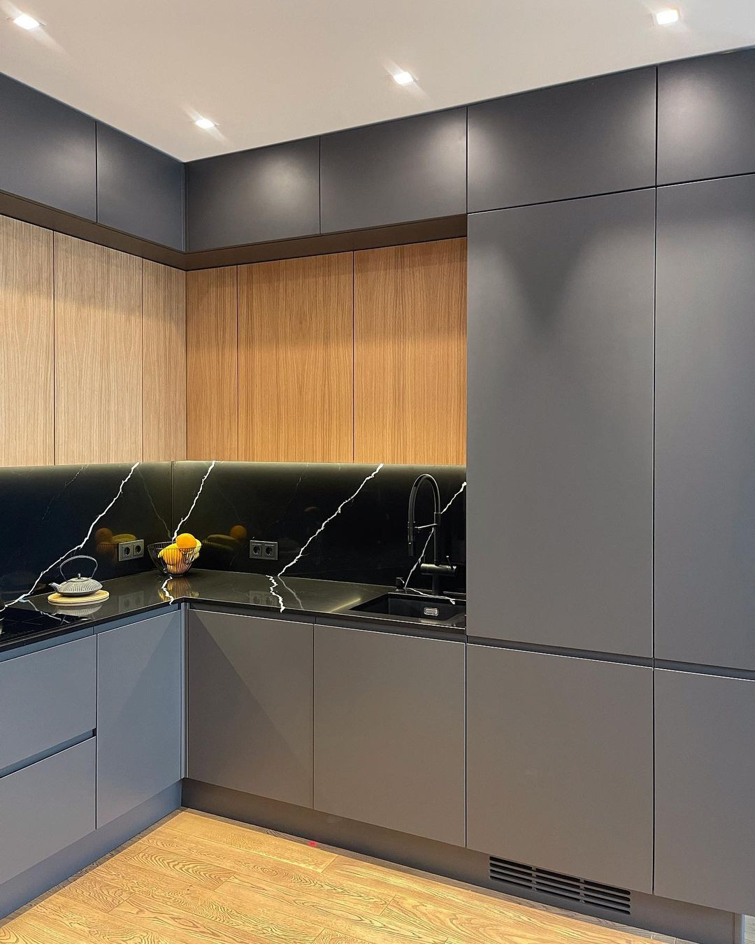 Современная кухня графитового цвета