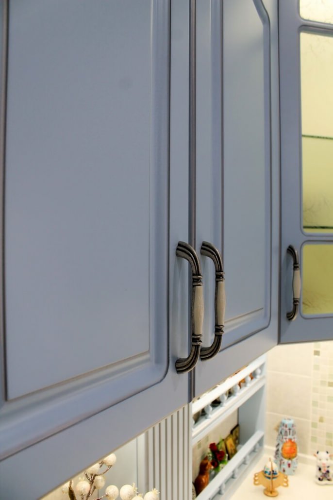 Голубая классическая кухня с серебряной отделкой