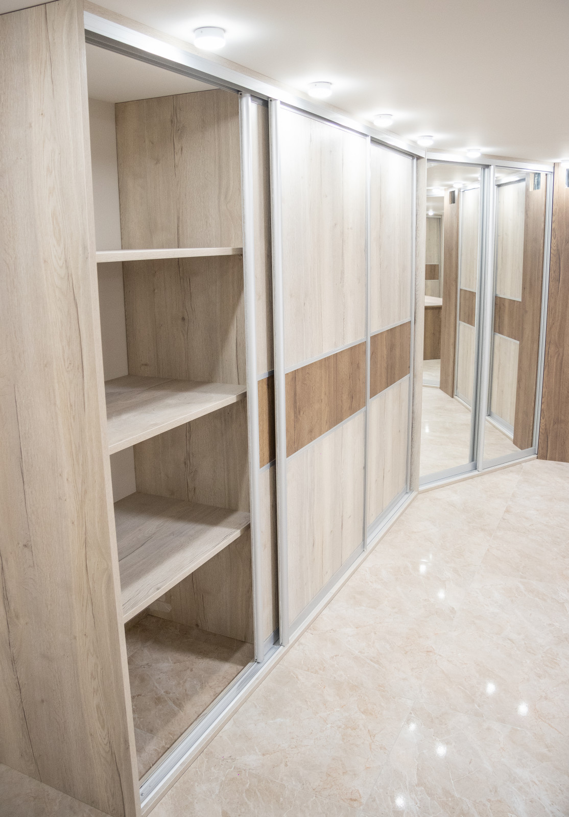 Гардеробная комната на цокольном этаже