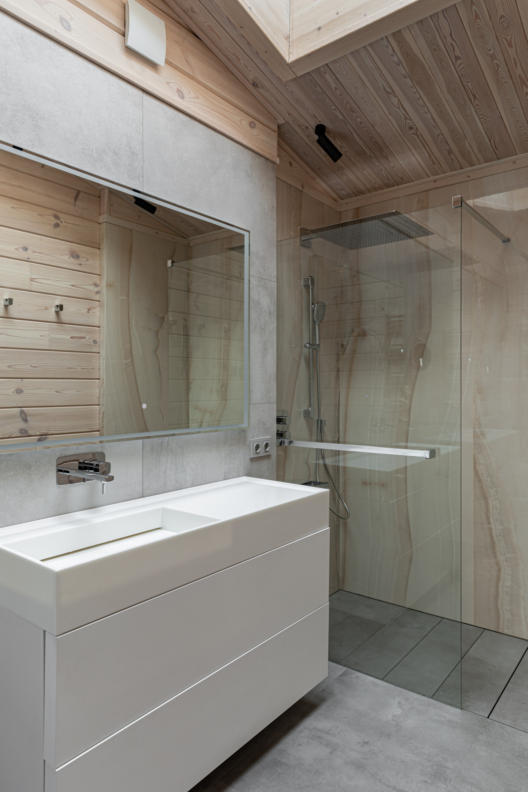 Камень внизу, дерево вверху.