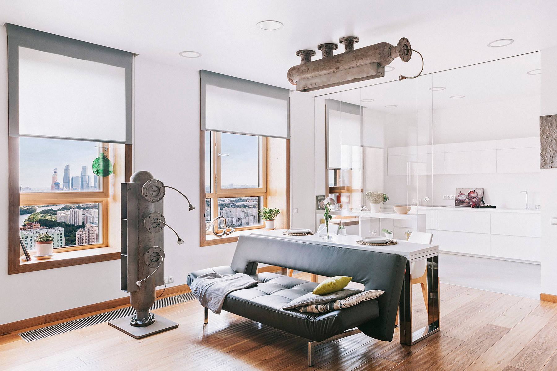 В гостях: Квартира на 37-м этаже с арт-объектами из металла