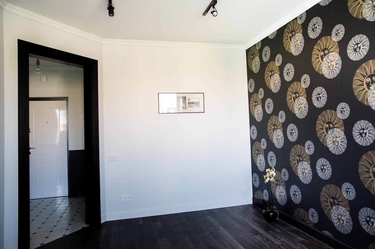 Черный, белый, золотой.