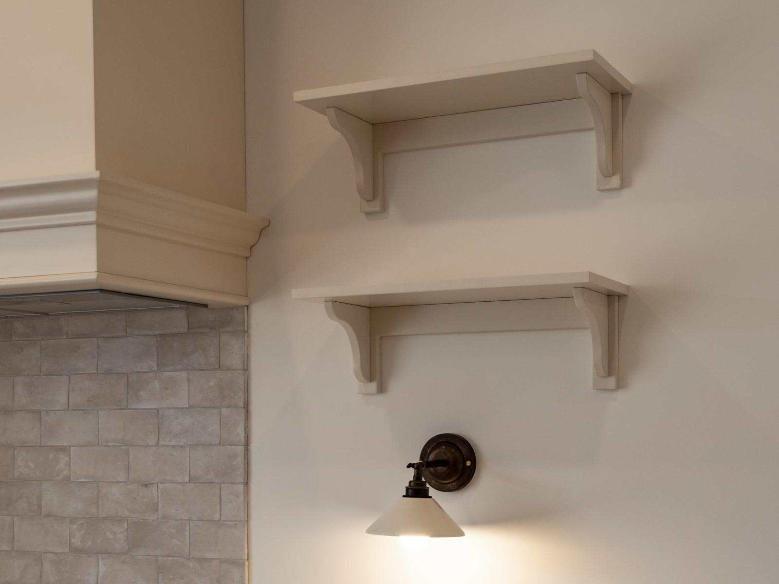 Элегантная кухня в неоклассическом стиле