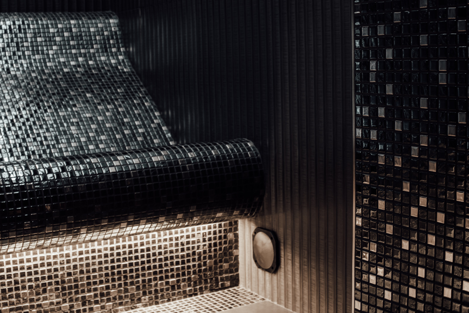 Эргономичная скамья в хамаме.