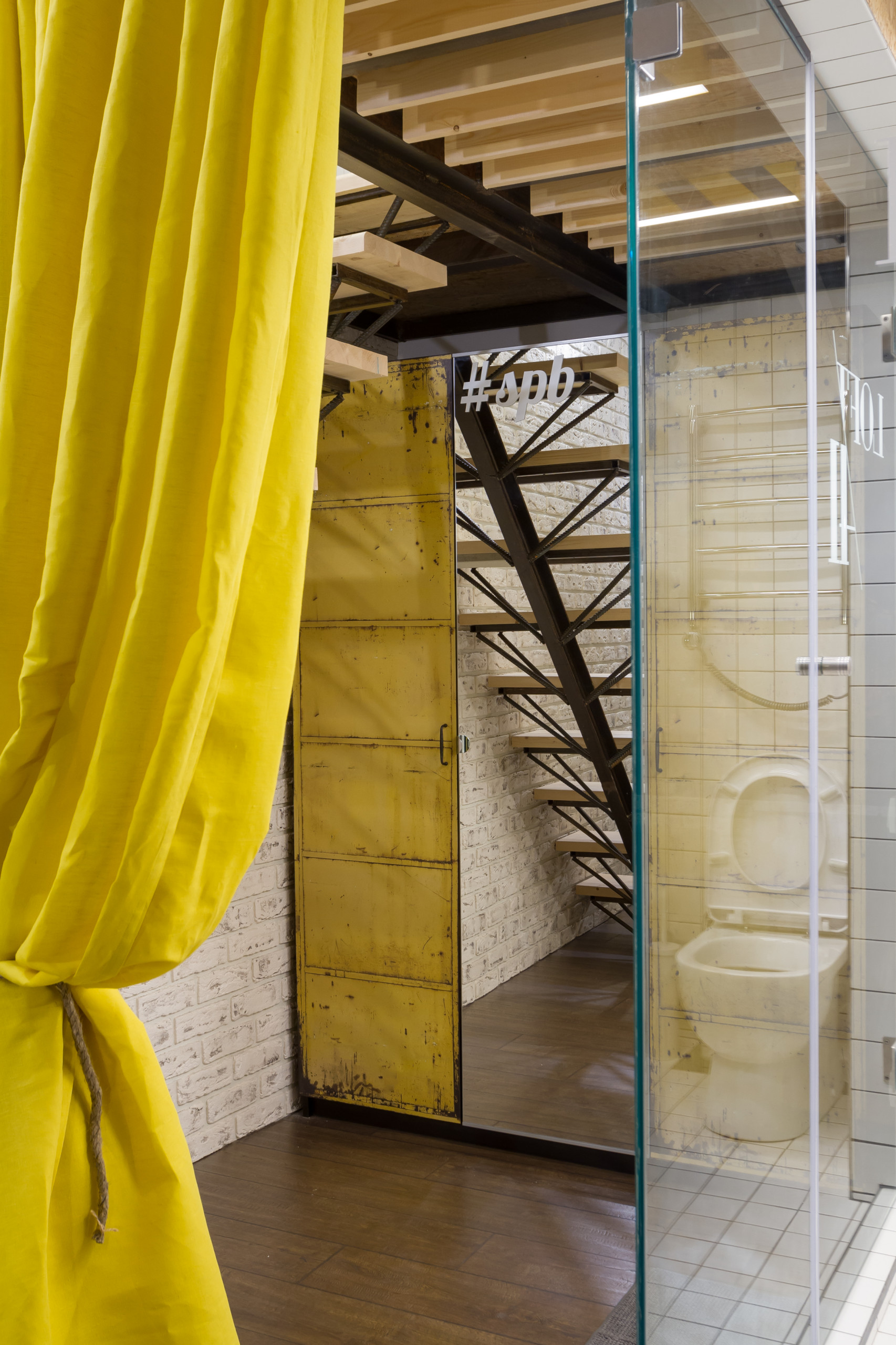 Houzz тур: Лофт на мансардном этаже с видом на крыши Питера