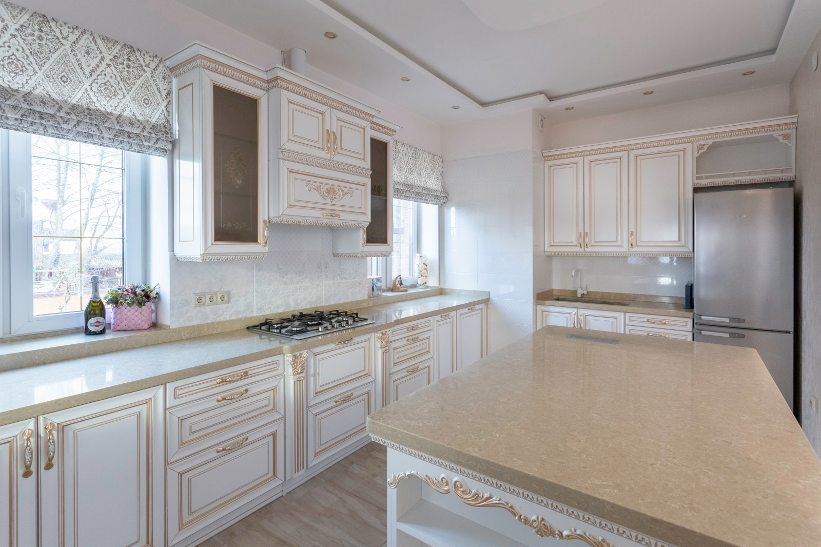 Просторная кухня в классическом стиле