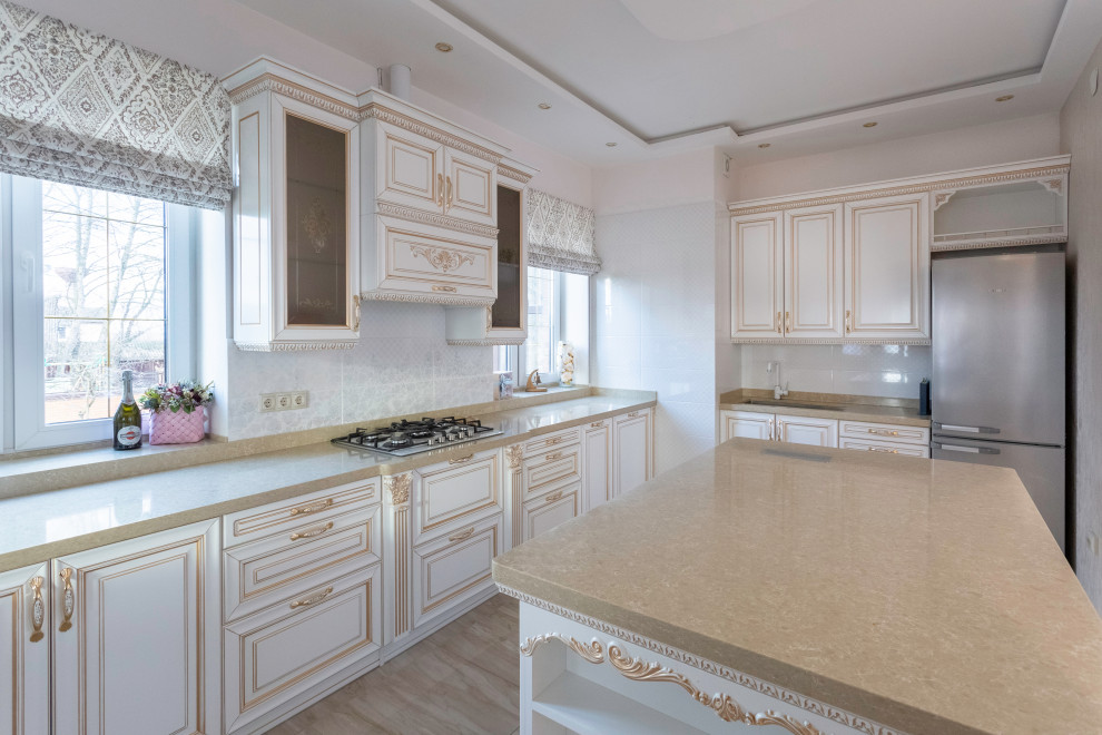 Просторная кухня в классическом стиле